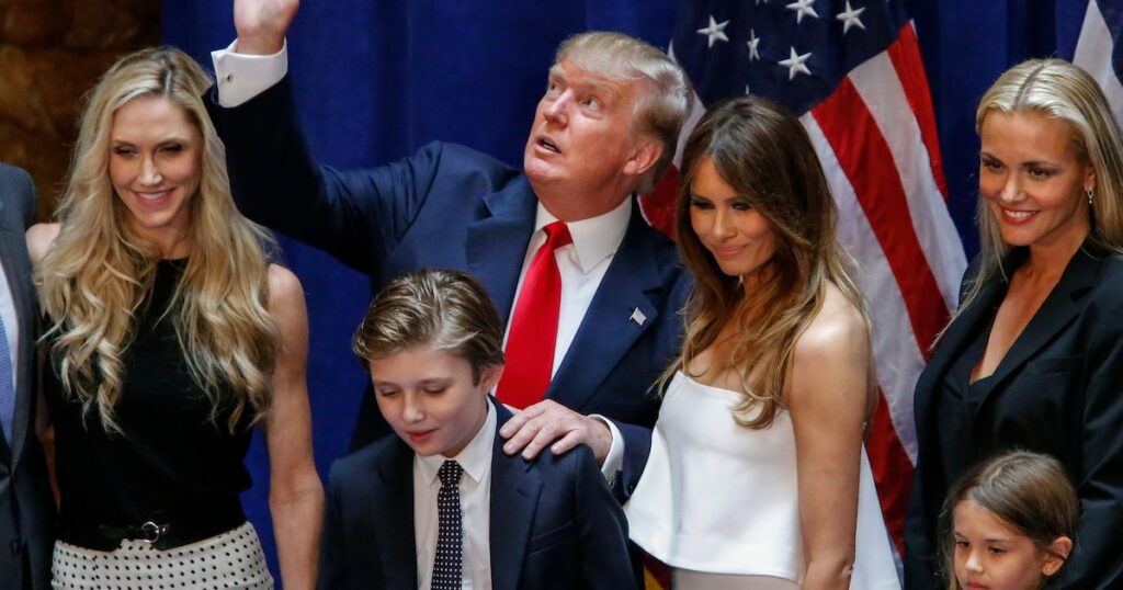 Donald Trump entouré de sa famille à New York le 16 juin 2015 pour annoncer sa candidature à la prochaine élection présidentielle américaine