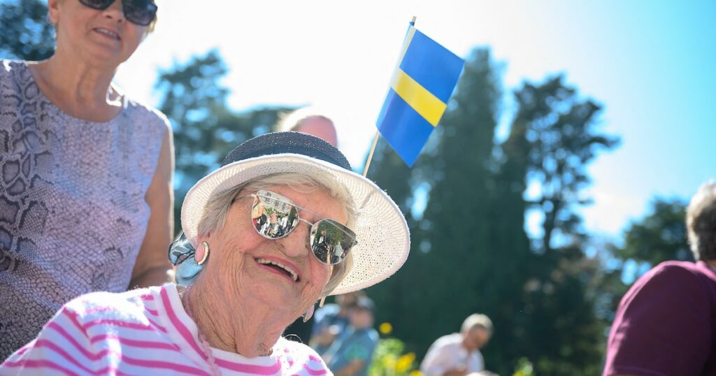 03 September 2019, Baden-Wuerttemberg, Konstanz: Wilfriede wears a Swedish flag on her hat during a visit of the Swedish queen to the flower island Mainau. The occasion for the visit is the 25th anniversary of the Mentor Foundation for Young People, which Silvia co-founded in Geneva in 1994. Photo: Sebastian Gollnow/dpa (Photo by Sebastian Gollnow / DPA / dpa Picture-Alliance via AFP)