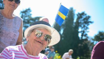 03 September 2019, Baden-Wuerttemberg, Konstanz: Wilfriede wears a Swedish flag on her hat during a visit of the Swedish queen to the flower island Mainau. The occasion for the visit is the 25th anniversary of the Mentor Foundation for Young People, which Silvia co-founded in Geneva in 1994. Photo: Sebastian Gollnow/dpa (Photo by Sebastian Gollnow / DPA / dpa Picture-Alliance via AFP)