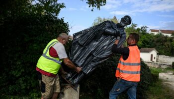 Des employés municipaux déboulonnent une statue de l'abbé Pierre, à Norges-la-Ville, le 17 septembre 2024 en Côte d'Or