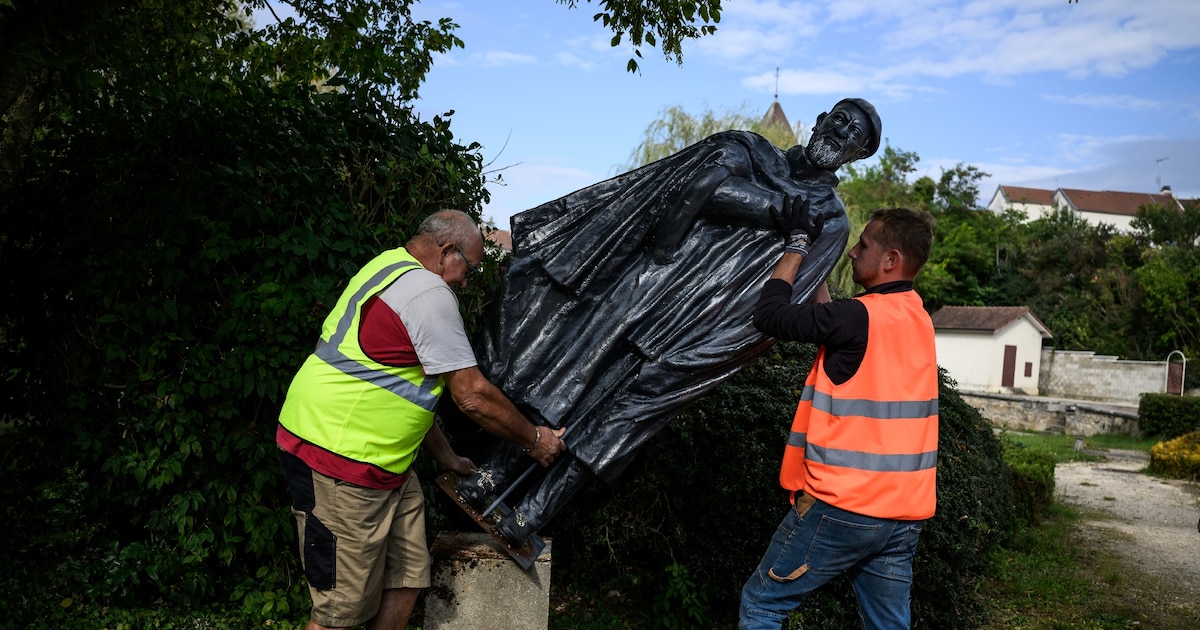 Des employés municipaux déboulonnent une statue de l'abbé Pierre, à Norges-la-Ville, le 17 septembre 2024 en Côte d'Or