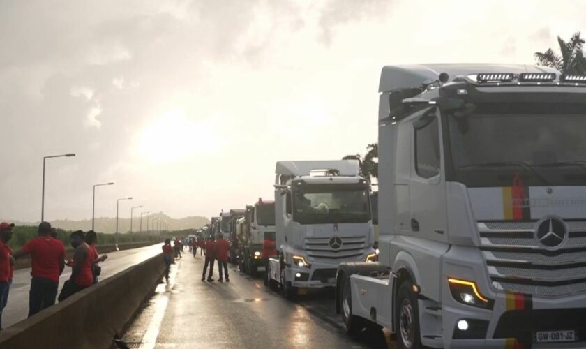 Martinique : les blocages se poursuivent contre la vie chère