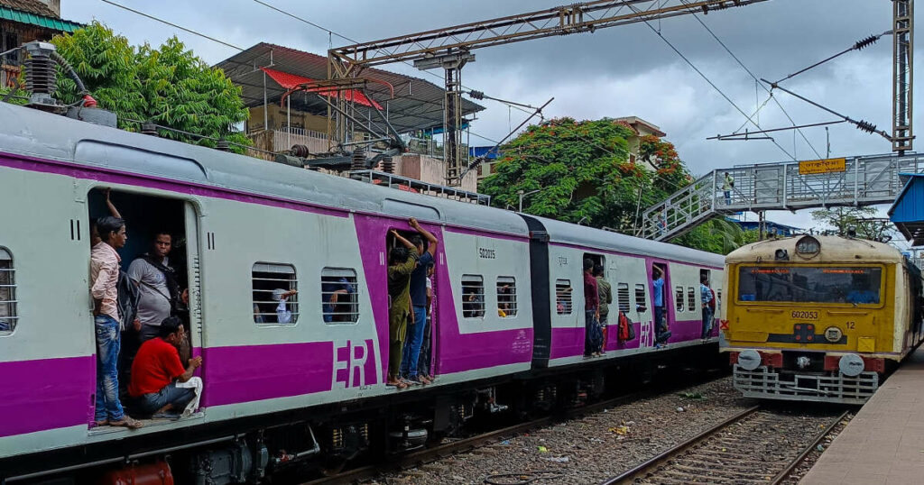 Infections, fausses couches : en Inde, les femmes conductrices de train veulent jeter l’éponge