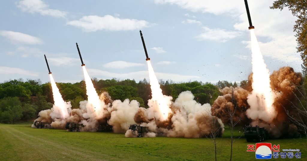 Cette photo prise le 22 avril 2024 et diffusée le lendemain montre le lancement de missiles lors d'un exercice militaire simulant "une contre-attaque nucléaire", dans un lieu non divulgué en Corée du Nord