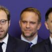 Le nouveau ministre de l'Économie, des Finances et de l'Industrie Antoine Armand (C) s'exprime à côté du nouveau ministre délégué à l'Industrie Marc Ferracci (2eR) et du ministre du Budget et des Comptes publics Laurent Saint-Martin (R) lors de la cérémonie de passation de pouvoirs avec les ministres sortants au ministère de l'Économie et des Finances (Bercy), à Paris, le 22 septembre 2024. (Photo GEOFFROY VAN DER HASSELT / AFP)