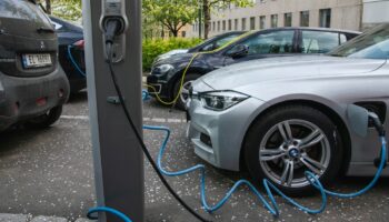 Une voiture électrique en cours de rechargement dans une rue d'Oslo, le 30 avril 2019