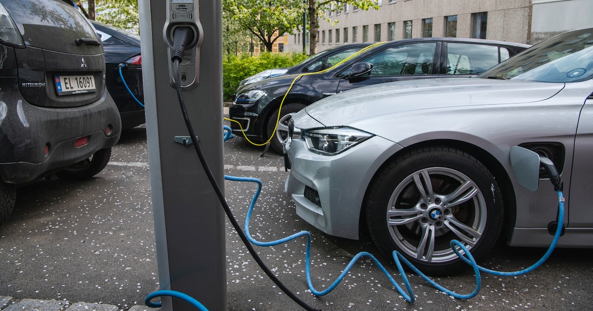 Une voiture électrique en cours de rechargement dans une rue d'Oslo, le 30 avril 2019