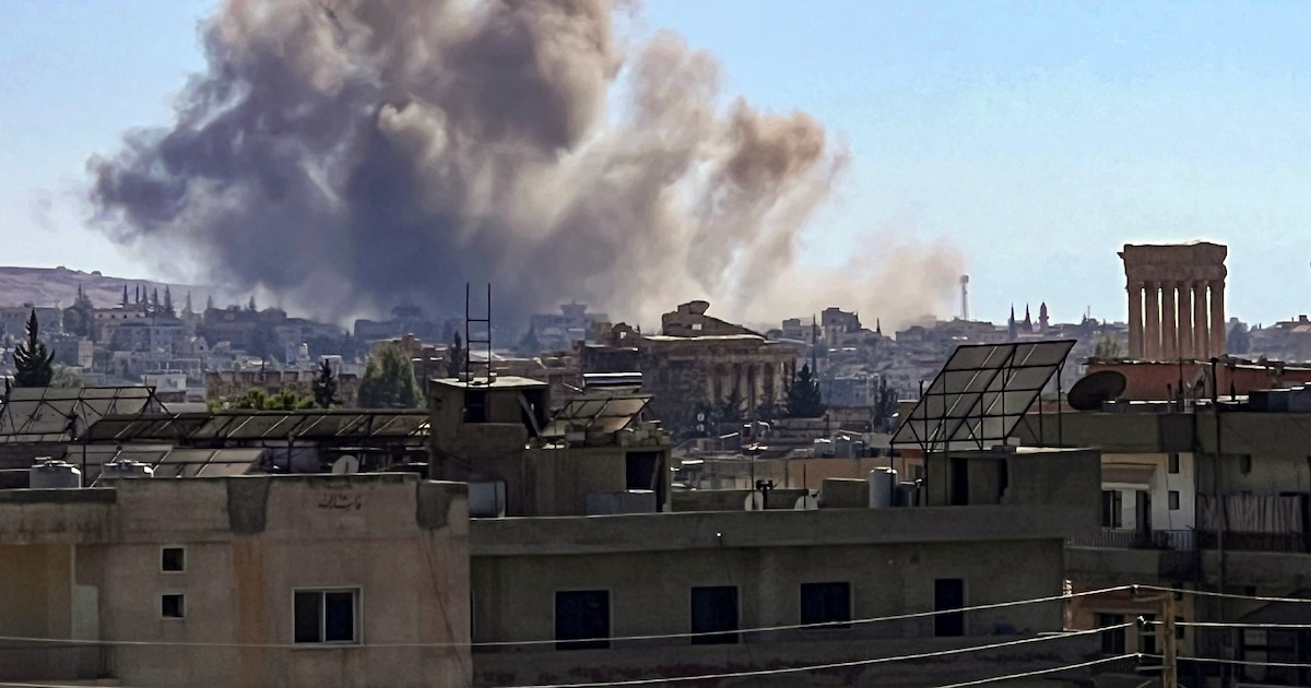 De la fumée s'élève des alentours de la ville de Baalbeck, dans l'est du Liban, après une frappe israélienne, le 25 septembre 2024