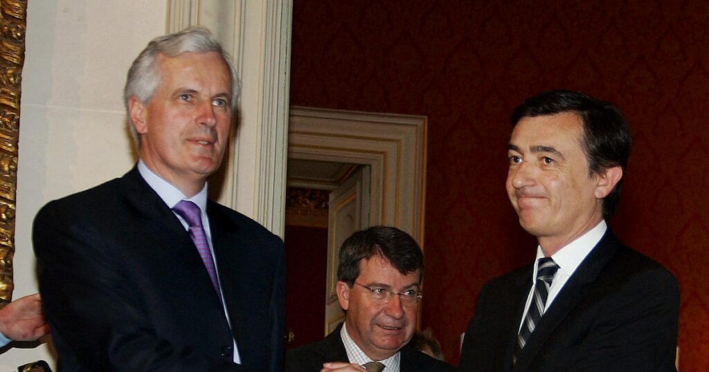 Le Premier ministre Michel Barnier, alors ministre des Affaires étrangères sortant, en compagnie de Philippe Douste-Blazy, qui le remplace au Quai d'Orsay en 2005.