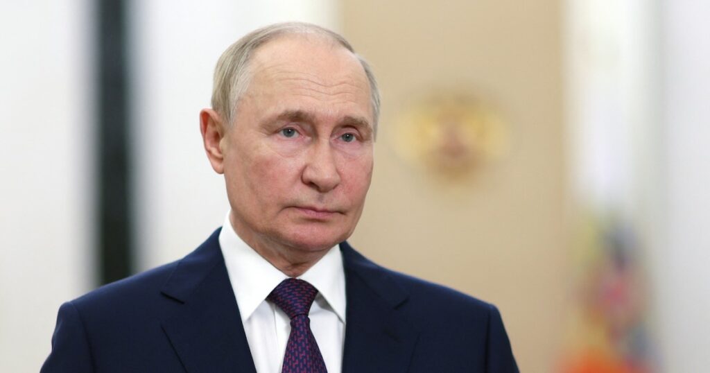 Le président russe Vladimir Poutine prononce un discours vidéo à l'occasion de l'ouverture du 10e forum international militaro-technique Army-2024 au Kremlin, à Moscou, le 12 août 2024