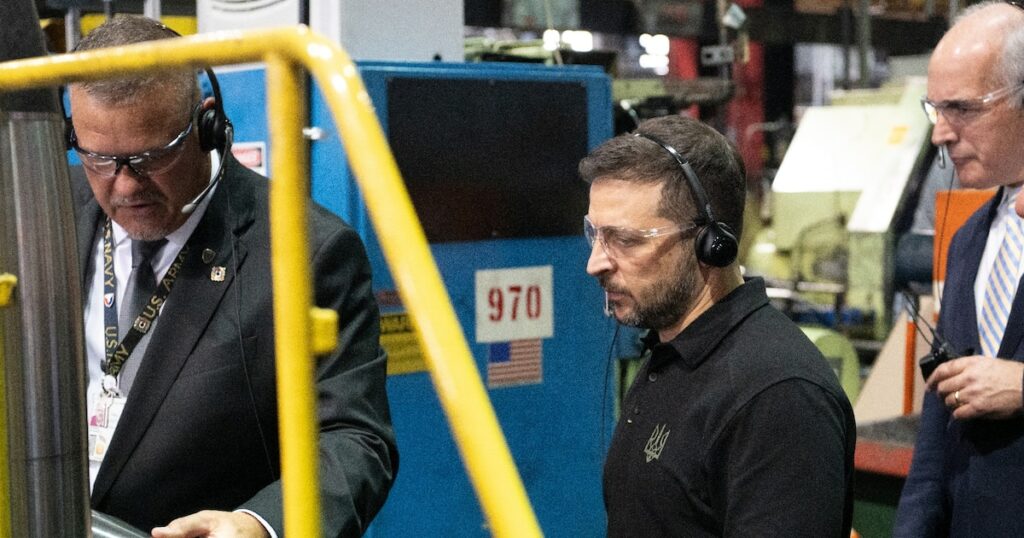 Photo publiée par l'armée américaine montrant le président ukrainien Volodymyr Zelensky (centre) lors d'une visite d'une usine d'armement à Scranton, en Pennsylvanie, le 22 septembre 2024