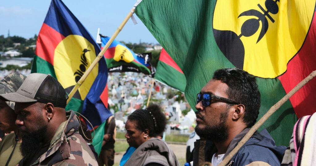 Des personnes assistent aux funérailles de Stéphanie Nasaie Doouka, tuée pendant les émeutes, le 1er juin 2024 à Nouméa, en Nouvelle-Calédonie