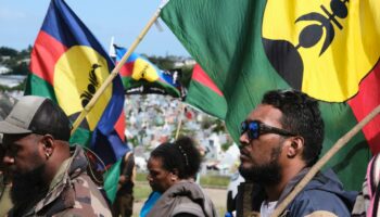 Des personnes assistent aux funérailles de Stéphanie Nasaie Doouka, tuée pendant les émeutes, le 1er juin 2024 à Nouméa, en Nouvelle-Calédonie