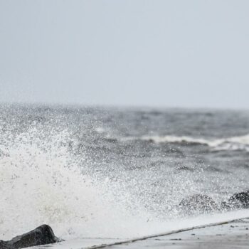 "Extrêmement dangereux", l'ouragan Hélène se renforce à l'approche de la Floride