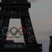 Les anneaux olympiques ont été décrochés de la Tour Eiffel