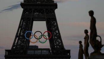 Les anneaux olympiques ont été décrochés de la Tour Eiffel