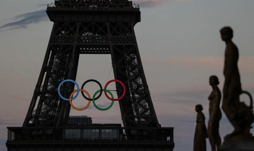 Les anneaux olympiques ont été décrochés de la Tour Eiffel