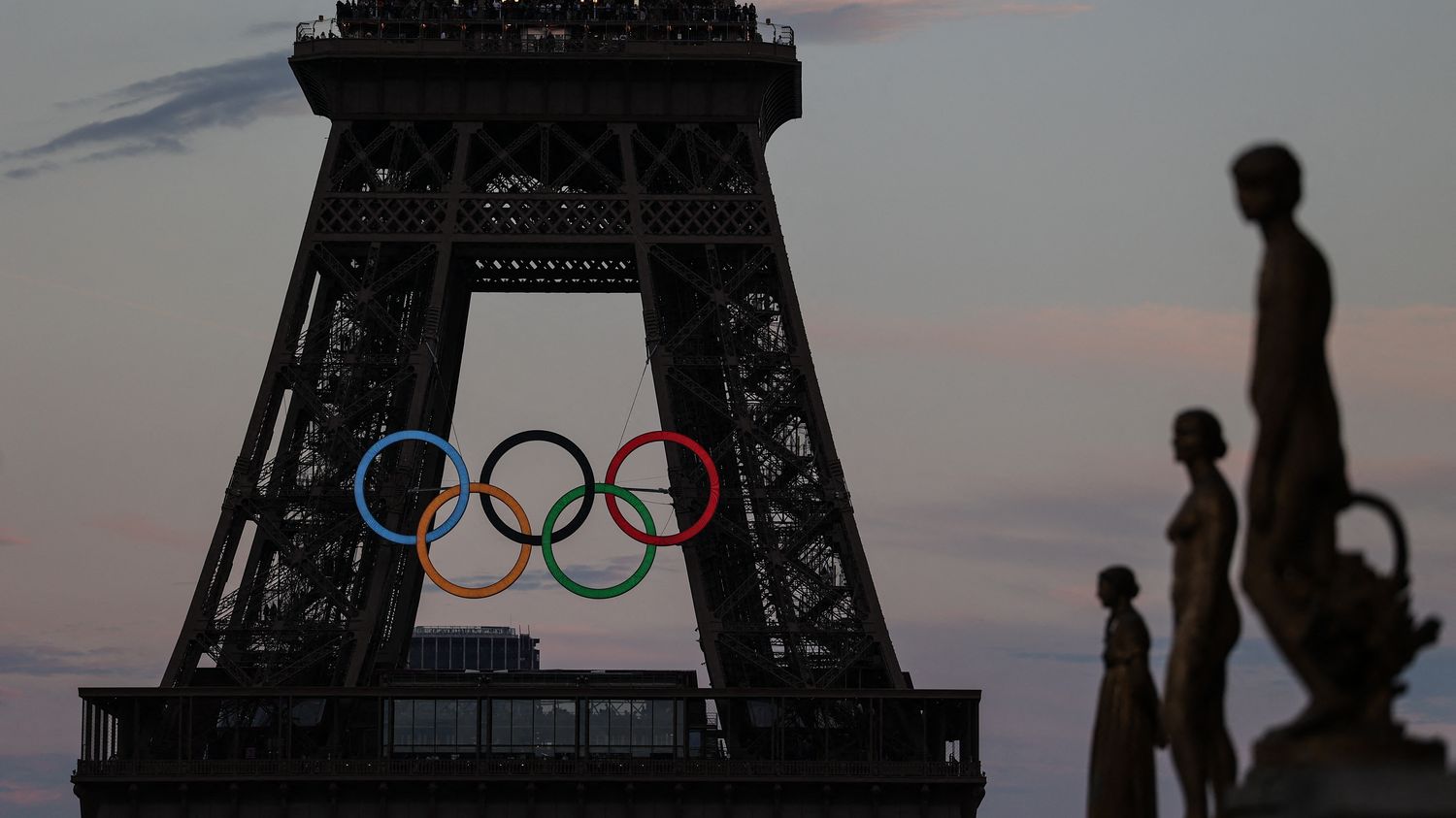 Les anneaux olympiques ont été décrochés de la Tour Eiffel