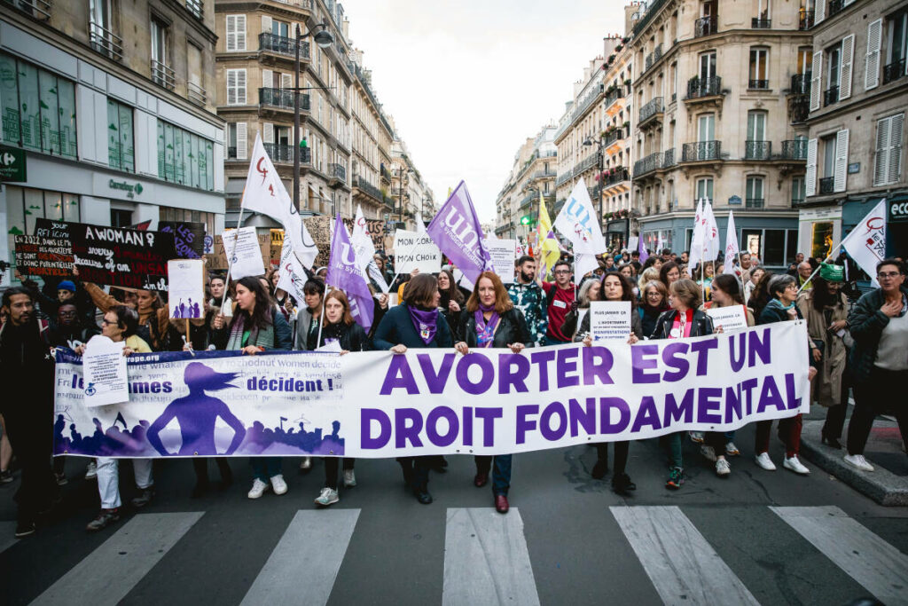 « La sage-femme m’a demandé si je voulais entendre le cœur » : parmi les freins à l’IVG, le tabou et les jugements