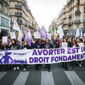 « La sage-femme m’a demandé si je voulais entendre le cœur » : parmi les freins à l’IVG, le tabou et les jugements