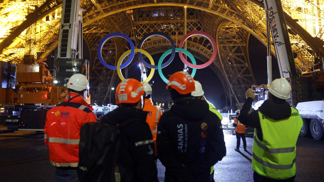 Les anneaux des JO Paris 2024 ont été retirés de la tour Eiffel, de nouveaux en construction