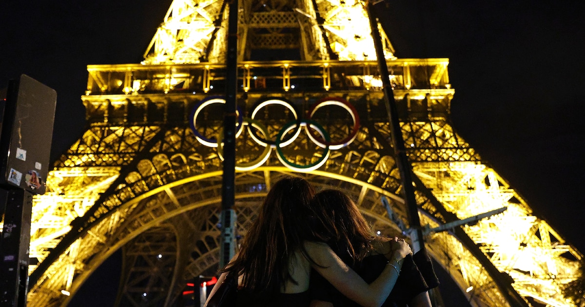 Retrait des anneaux olympiques de la Tour Eiffel à Paris, le 27 septembre 2024