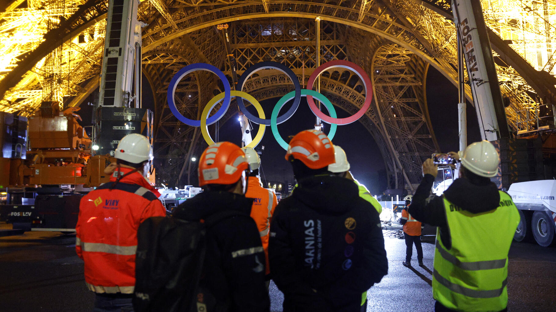 À Paris, la tour Eiffel a perdu ses anneaux olympiques dans la nuit