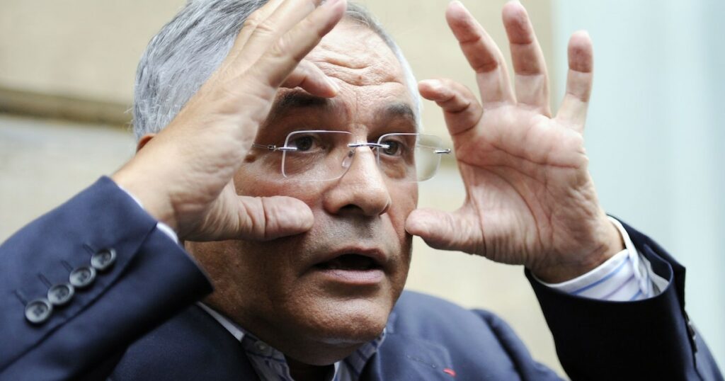 Robert Bourgi répond à des journalistes devant les bureaux d'Europe 1, à Paris le 12 septembre 2011