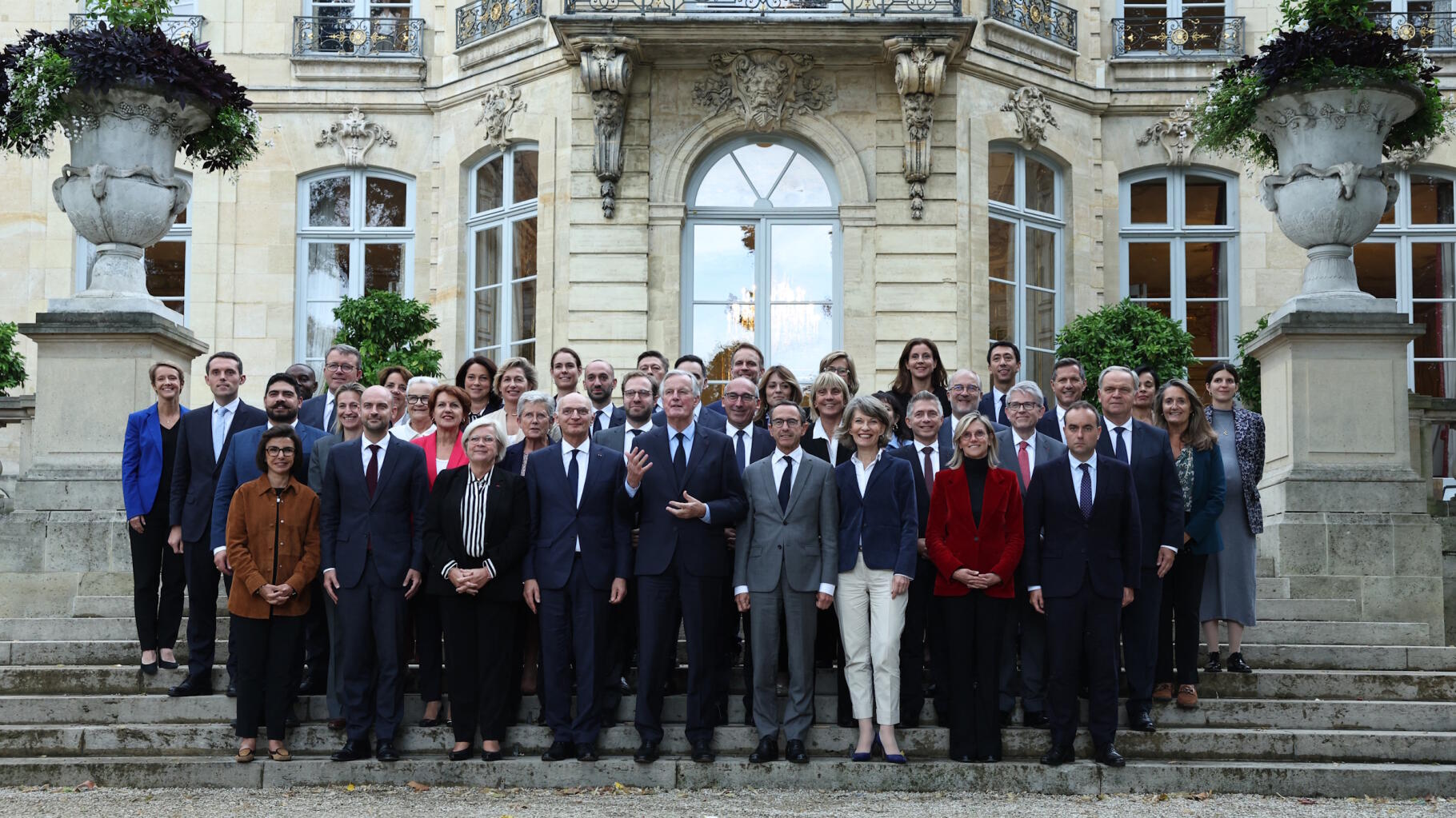 La photo officielle du gouvernement Barnier a été réalisée à Matignon, sans Emmanuel Macron