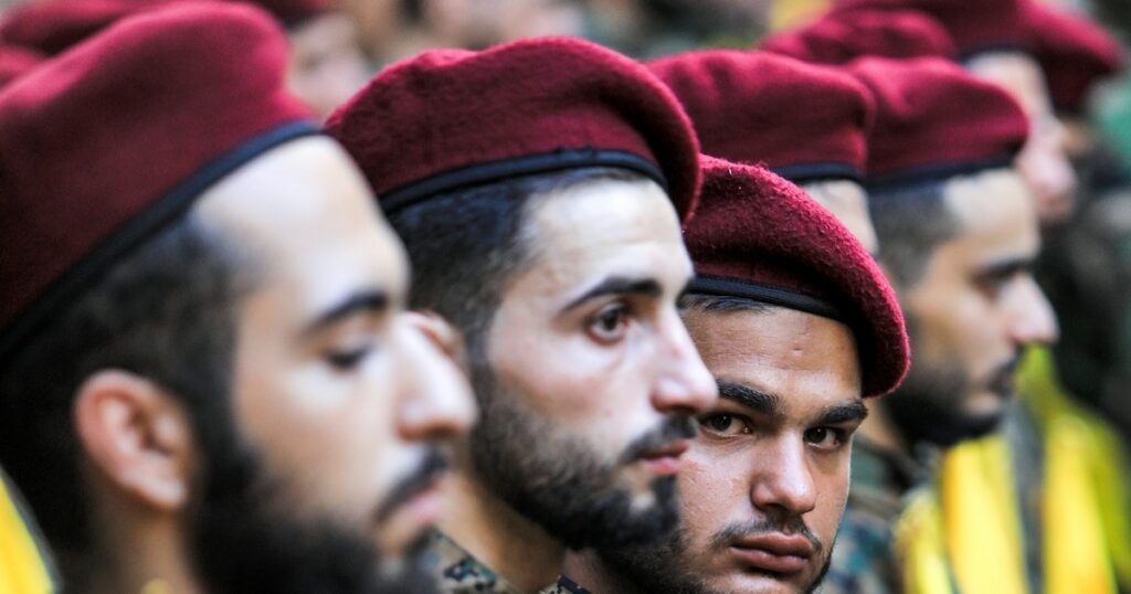 Des combattants du Hezbollah assistent aux funérailles du principal commandant militaire du mouvement libanais, Ibrahim Aqil, dans la banlieue sud de Beyrouth, le 22 septembre 2024