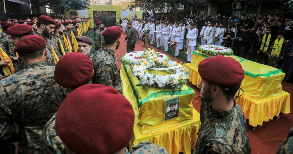 Des combattants du Hezbollah se tiennent près du corps du principal commandant militaire du mouvement, Ibrahim Aqil, lors de ses funérailles dans la banlieue sud de Beyrouth, le 22 septembre 2024