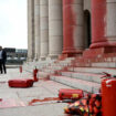 Finlande : des activistes écologistes aspergent de peinture rouge le Parlement