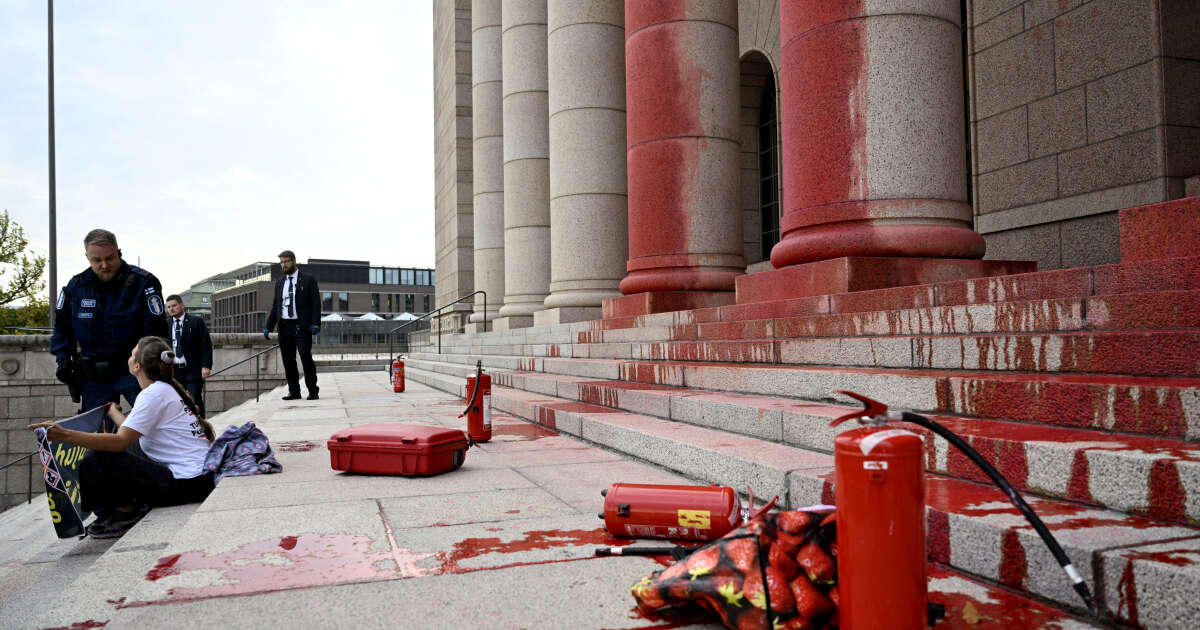 Finlande : des activistes écologistes aspergent de peinture rouge le Parlement