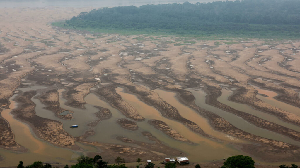 En Colombie, le fleuve Amazone réduit à peau de chagrin à cause de la sécheresse, les images vues du ciel