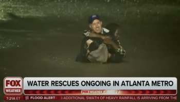 Tempête Hélène : le journaliste Bob van Dillen secourt une femme prisonnière des eaux en plein direct