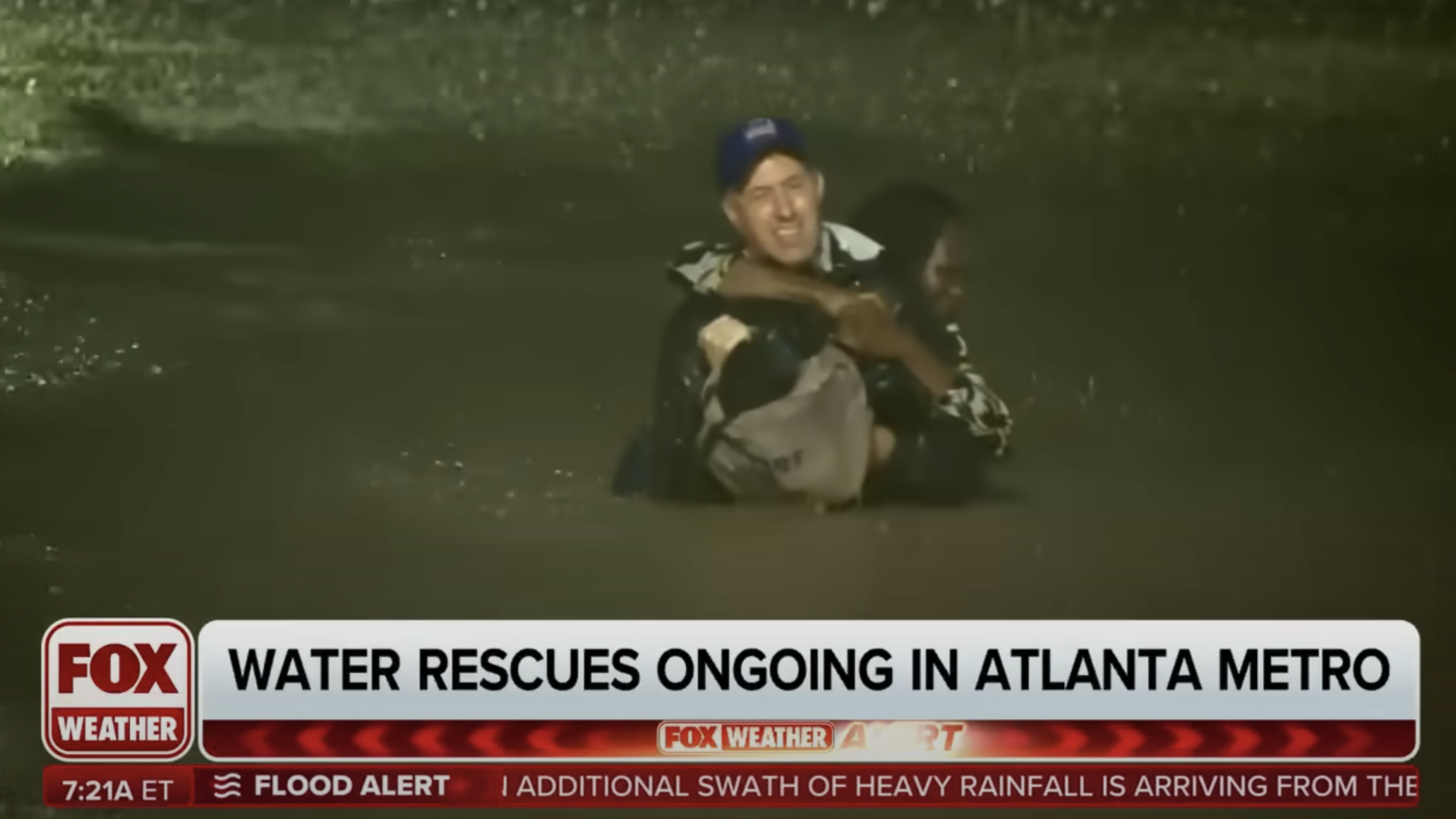 Tempête Hélène : le journaliste Bob van Dillen secourt une femme prisonnière des eaux en plein direct