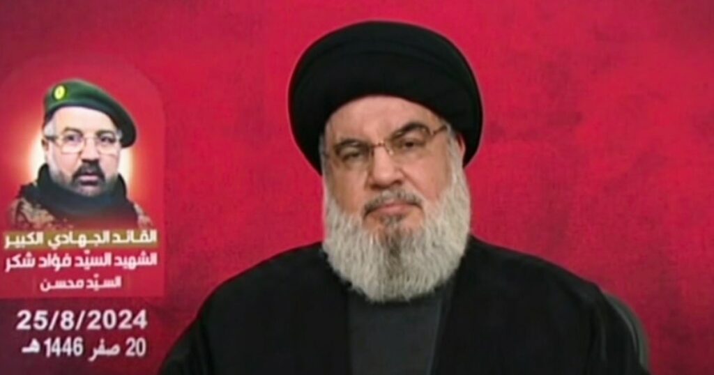 Capture d'écran de la chaîne de télévision al-Manar du Hezbollah, le 25 août 2024, montrant le chef du mouvement islamiste libanais, Hassan Nasrallah, prononçant un discours télévisé depuis un lieu non précisé