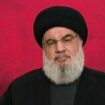 Capture d'écran de la chaîne de télévision al-Manar du Hezbollah, le 25 août 2024, montrant le chef du mouvement islamiste libanais, Hassan Nasrallah, prononçant un discours télévisé depuis un lieu non précisé