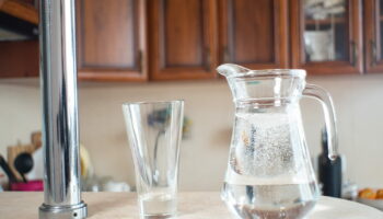 Un nouveau produit permet d'éliminer les particules nanoplastiques de l'eau en quelques instants