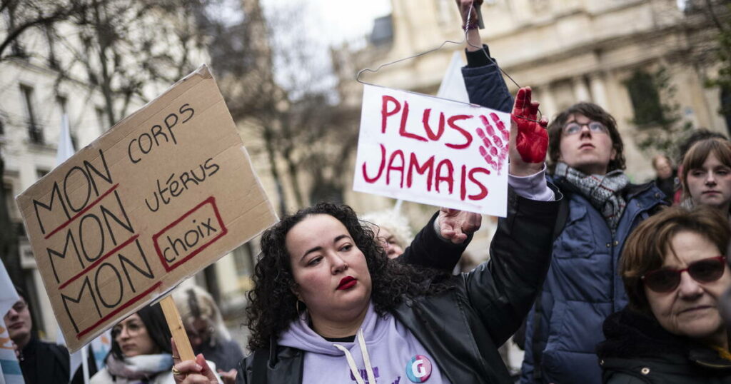 Accès à l’IVG : un rassemblement à Paris pour réclamer des garanties au gouvernement Barnier