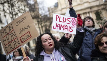 Accès à l’IVG : un rassemblement à Paris pour réclamer des garanties au gouvernement Barnier