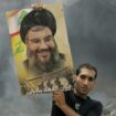 Un Libanais brandit une photo de Hassan Nasrallah après des frappes aériennes israéliennes sur un bastion du Hezbollah à Beyrouth, le 23 juillet 2006