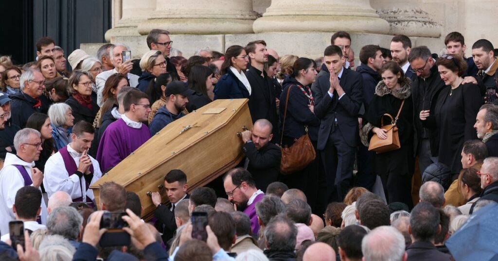 Le cercueil de la jeune étudiante Philippine lors de ses obsèques à la cathédrale de Versailles, le 27 septembre 2024 dans les Yvelines