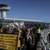 Près de 400 personnes manifestent à l'aéroport de Bordeaux pour s'opposer à la fermeture d'une piste