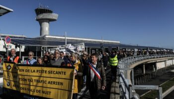 Près de 400 personnes manifestent à l'aéroport de Bordeaux pour s'opposer à la fermeture d'une piste