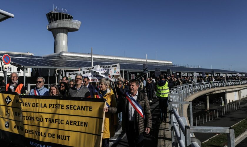 Près de 400 personnes manifestent à l'aéroport de Bordeaux pour s'opposer à la fermeture d'une piste