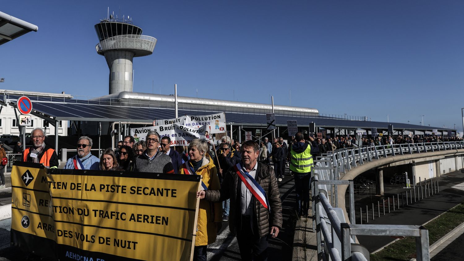 Près de 400 personnes manifestent à l'aéroport de Bordeaux pour s'opposer à la fermeture d'une piste