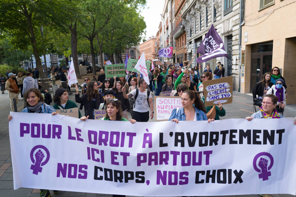 Des centaines de personnes manifestent pour défendre le droit à l’avortement « jamais acquis »