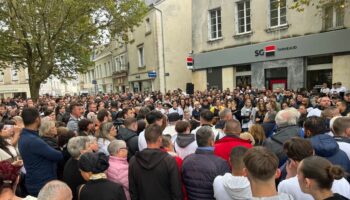 Plus de 1 500 personnes réunies à Issoudun pour une marche blanche en l'honneur de Simon, tué devant une discothèque de Saint-Maur