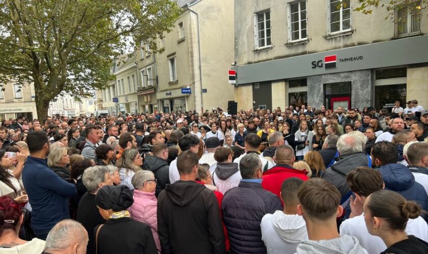 Plus de 1 500 personnes réunies à Issoudun pour une marche blanche en l'honneur de Simon, tué devant une discothèque de Saint-Maur